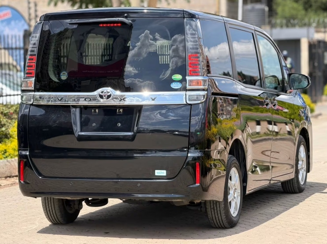 toyota-voxy
